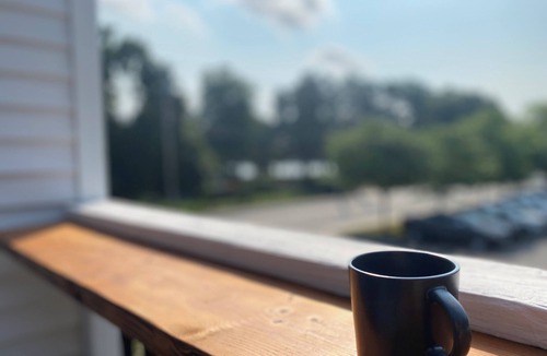 Wakefield House | Lakeside Condo, 5min walk to charming small town and 20min train to Boston