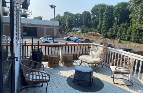 Wakefield House | Lakeside Condo, 5min walk to charming small town and 20min train to Boston