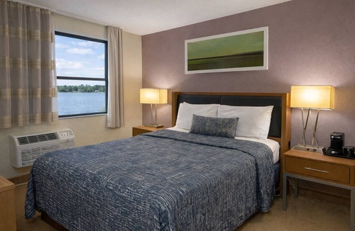 Wakefield Hotel | Lakeside Inn