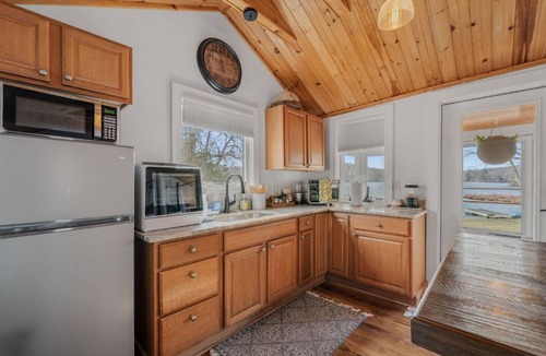 Glasgo Cabin | Lakeside Landing - cabin retreat in North Stonington with cozy vibes