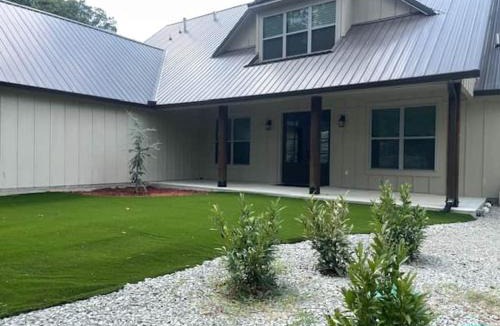 Longtown House | Lakeside Oasis