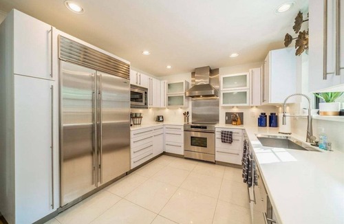 Mid America House | Lakeside | Private Pool | Sleeps 18 | Dog-Friendly