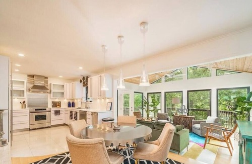 Mid America House | Lakeside | Private Pool | Sleeps 18 | Dog-Friendly