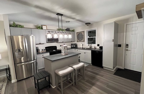Craig Beach Cottage | Laketime Cottage Lake Milton OH. Wifi, Smart TVs fireplace, bikes, paddle board.