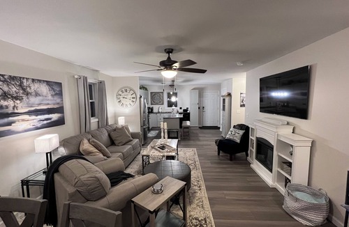 Craig Beach Cottage | Laketime Cottage Lake Milton OH. Wifi, Smart TVs fireplace, bikes, paddle board.