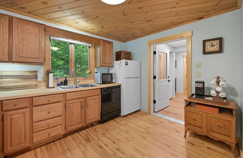 Bridgewater House | Lakeview Cabin w/Private Beach – Pet-Friendly, Family Fun, Skiing Nearby