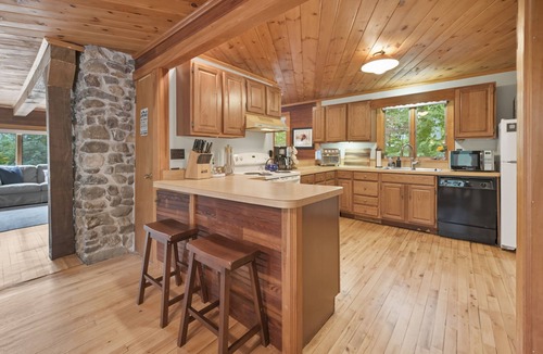 Bridgewater House | Lakeview Cabin w/Private Beach – Pet-Friendly, Family Fun, Skiing Nearby