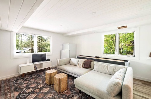 Tolland House | Lakeview Luxe | Water Access Game Room