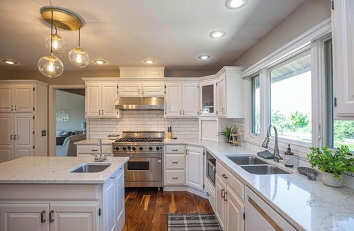 Manhattan House | Lakeview Luxury - Deck With View, 3 Family Rooms