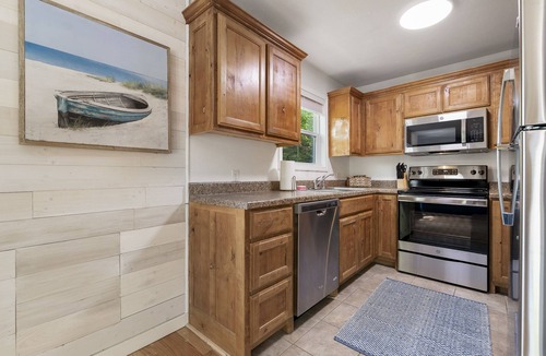Garfield House | LAKEVIEW- Newly updated, minutes to marina