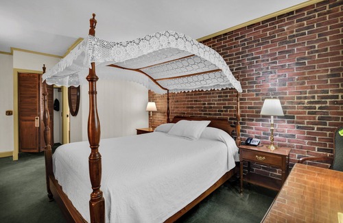 Hampton Hotel | Lamie's Inn and The Old Salt Restaurant