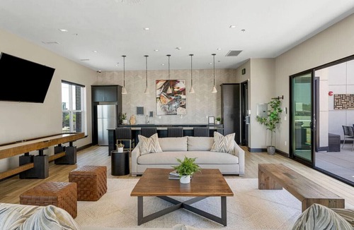 Brady Arts District Apartment | Landing at Flats on Archer - 1 Bedroom in Downtown