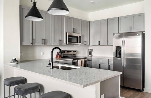 Brentwood Apartment | Landing | Chic 1BD, Gym, Clubhouse