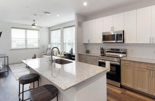 Fate Apartment | Landing | Chic 1BD, Pool, Gym