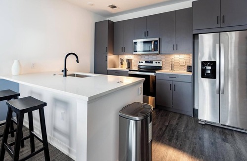 Coraopolis Apartment | Landing | Modern 1BD, Courtyard, Gym