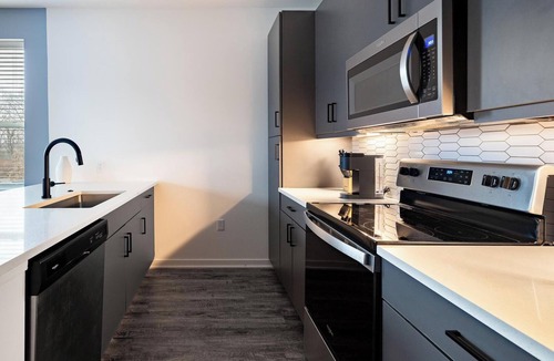 Coraopolis Apartment | Landing | Modern 1BD, Courtyard, Gym