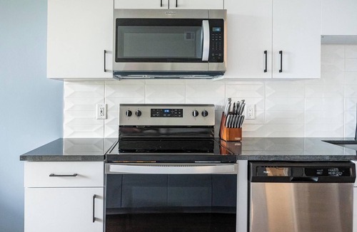 North Kansas City Apartment | Landing | Modern 1BD, Pool, Gym
