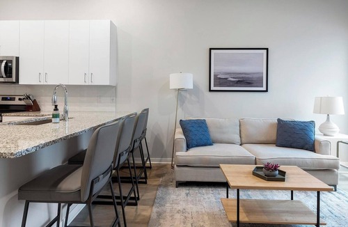North Kansas City Apartment | Landing | Stylish 1BD, Yoga Studio, Courtyard