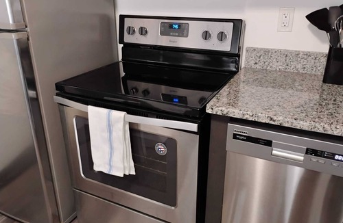 Downtown Hartford Apartment | Large 1BR apartment Downtown Hartford, fitness room, Free parking,Pool,G ym