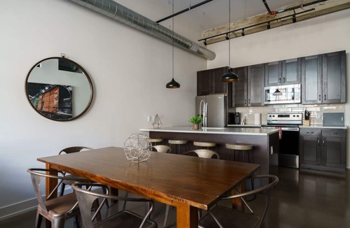 Italian Village Apartment | Large 2bd Renovated Factory Loft - Short North