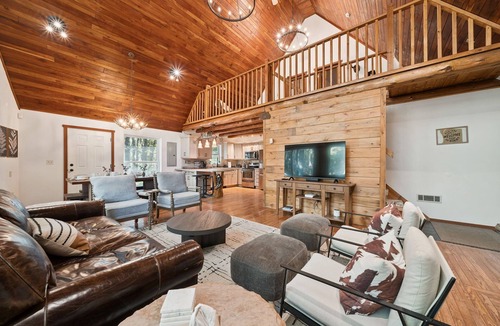 Stahlstown Cabin | Large A-Frame cabin: Golf Sim, Hike, Ski, Sleeps 20, 2 Large Game rooms, Hot Tub