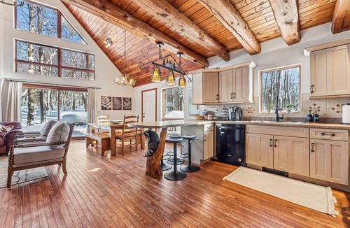 Stahlstown Cabin | Large A-Frame cabin: Golf Sim, Hike, Ski, Sleeps 20, 2 Large Game rooms, Hot Tub