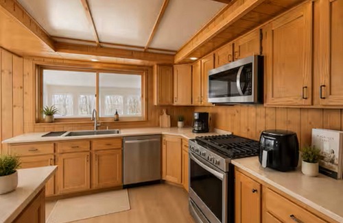 Sand Lake House | Large Cabin Style Home Sleeps 22