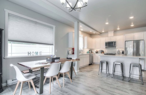 Mendenhaven House | Large Groups Near Glacier w/Hot Tub & Game Room
