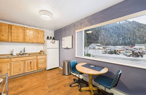 Juneau Apartment | Large Juneau Loft w/Full Kitchen, W/D & Workspace