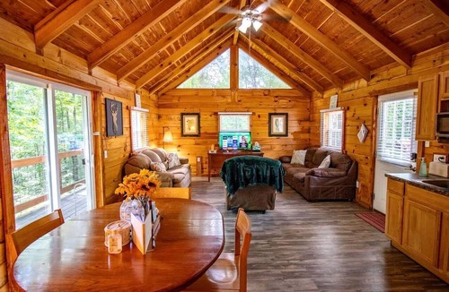 Columbia Cabin | Large Log Cabin with Private Deck near Cumberland Lake, Perfect for a Relaxing Weekend in Nature