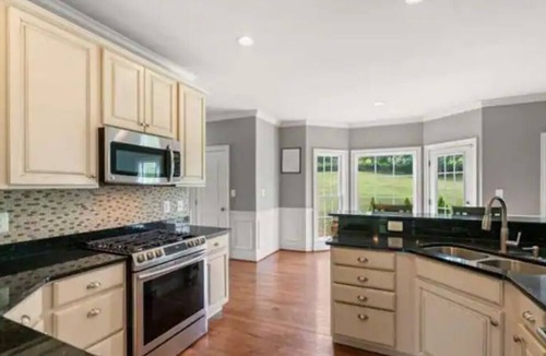 Calverton House | Large Modern House, Wine Country, Delaplane, VA