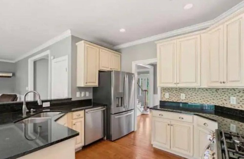 Calverton House | Large Modern House, Wine Country, Delaplane, VA