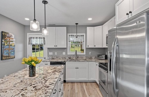 Meredith House | Large Private Yard, 4br home, Walk to town center