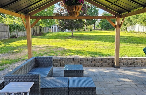 Meredith House | Large Private Yard, 4br home, Walk to town center