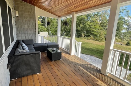 North Sebago Cottage | LARGE RESORT WITH 12 PROPERTIES. NATURAL POND FOR SWIMMING.