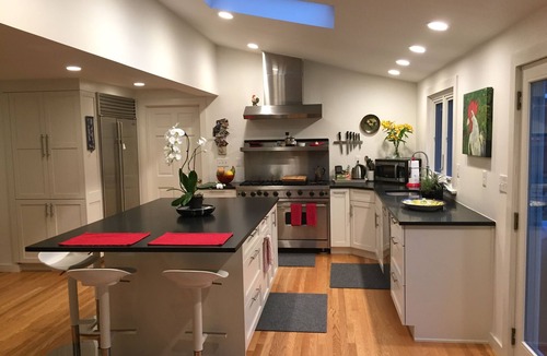 Woodbury House | Large, Sunny 4 Bedroom Home Sleeps 8 and 1 minute to Five Fabulous Restaurants