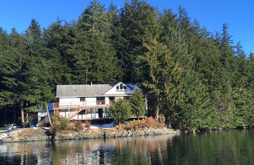 Sitka House | Large waterfront home with private beach- 14 day minimum booking.