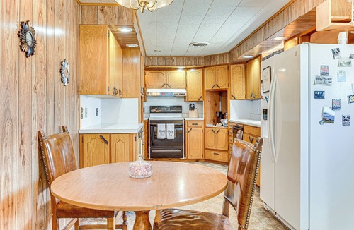 Hydro House | Large Yard & Grill: Oklahoma Family Hideaway!