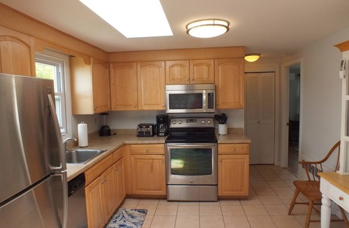 Eastward Look House | Last Week Avail 8/15-22 Large 5-bdrm Private Backyard, Free Beach Parking