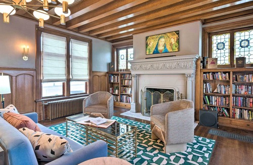 Near East Columbus Villa | Lavish Columbus Villa w/ Gym, Spa & Speakeasy!