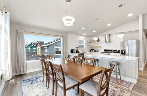 Sand Lake House | LE11: 4-bedroom 3full bathroom house in gorgeous Anchorage neighborhood