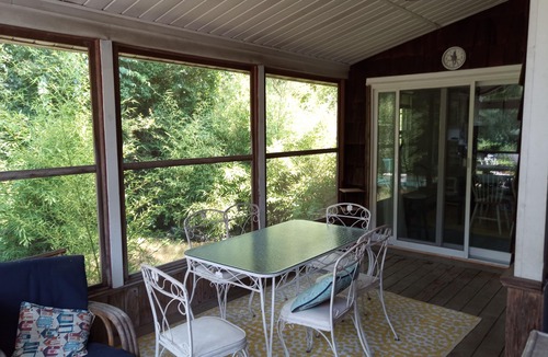 Tuckahoe Apartment | Light, Airy, Wood-floors, 1 mile from Southampton Village, Pet Friendly, sleep 6
