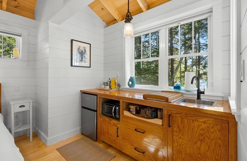 Saint George House | Lindquist Cottage | Waterfront Studio with King Be