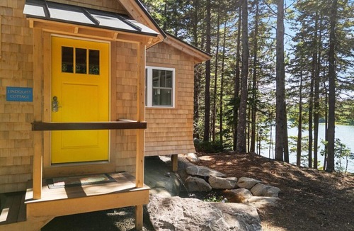 Saint George House | Lindquist Cottage | Waterfront Studio with King Be