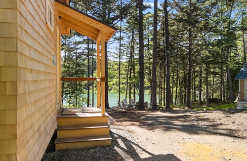 Saint George House | Lindquist Cottage | Waterfront Studio with King Be