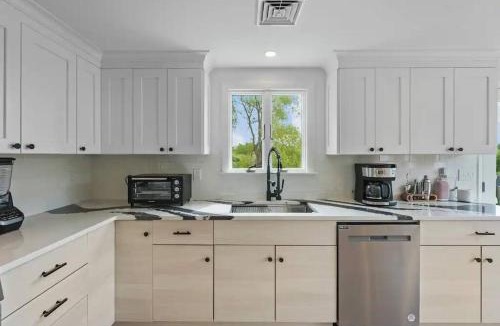 Middletown House | Little Creek Retreat Private hot tub & yard - RIBryan Properties