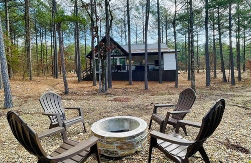 Hochatown Cabin | Little Darlin! Romantic Couples Cabin! Pet Friendly!