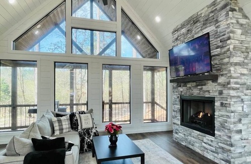 Hochatown Cabin | Little Darlin! Romantic Couples Cabin! Pet Friendly!