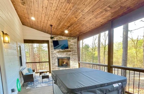 Hochatown Cabin | Little Darlin! Romantic Couples Cabin! Pet Friendly!