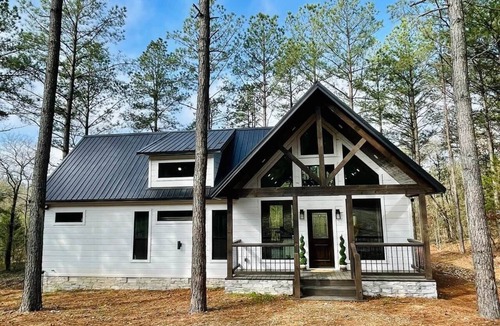 Hochatown Cabin | Little Darlin! Romantic Couples Cabin! Pet Friendly!